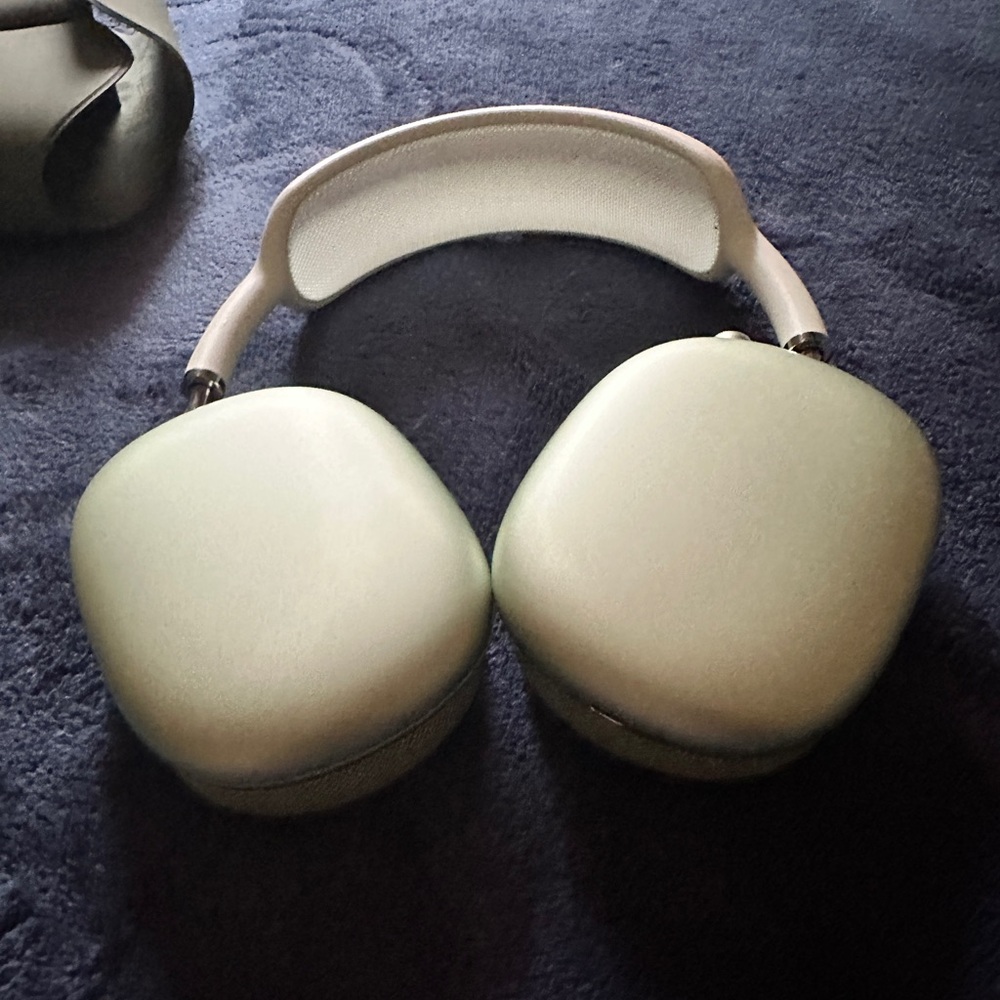 Apple AirPod Max Green Over-Ear Headphones with Premium Comfort
